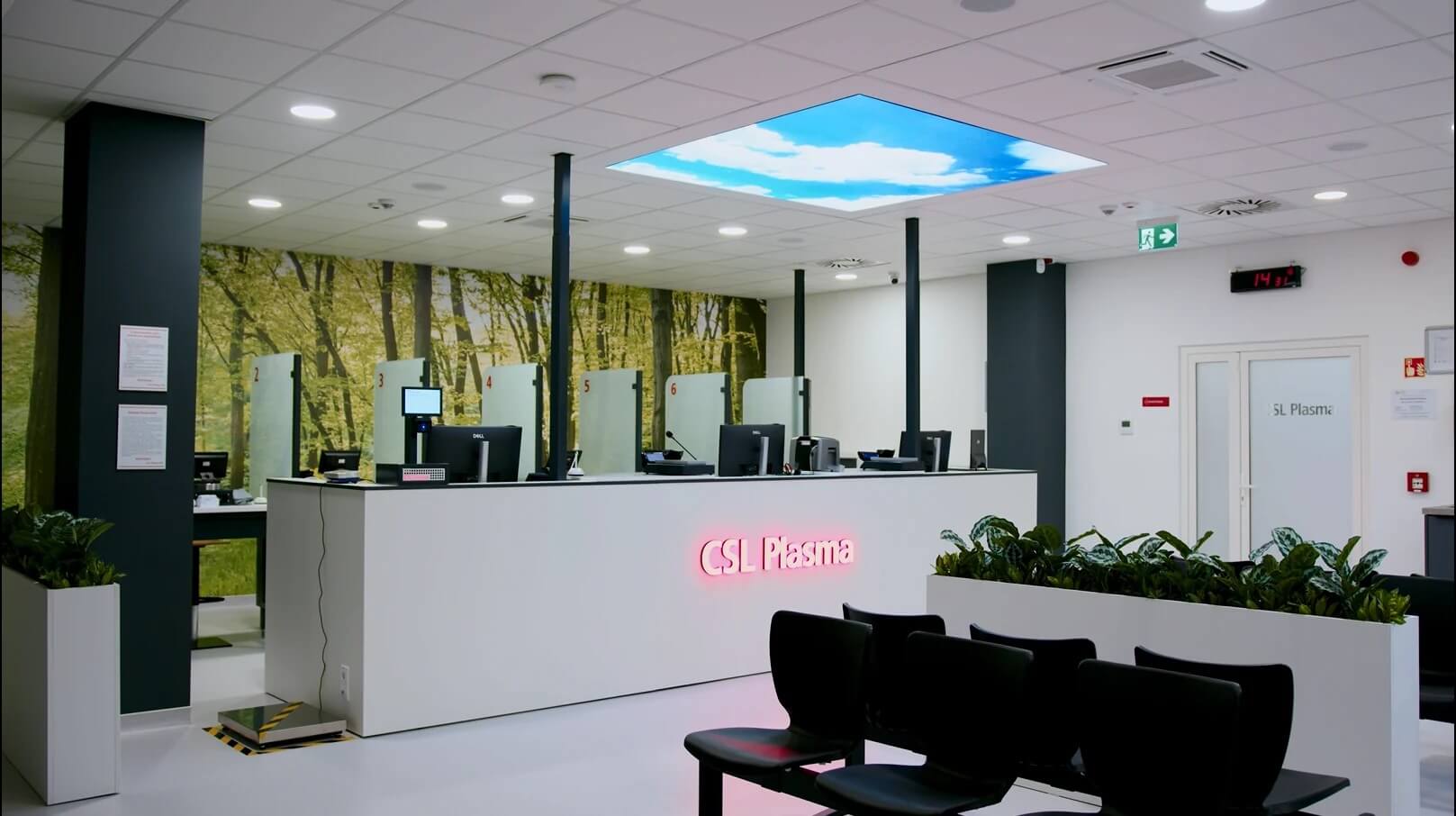 A világító CSL Plasma logó az új miskolci centrum recepcióján