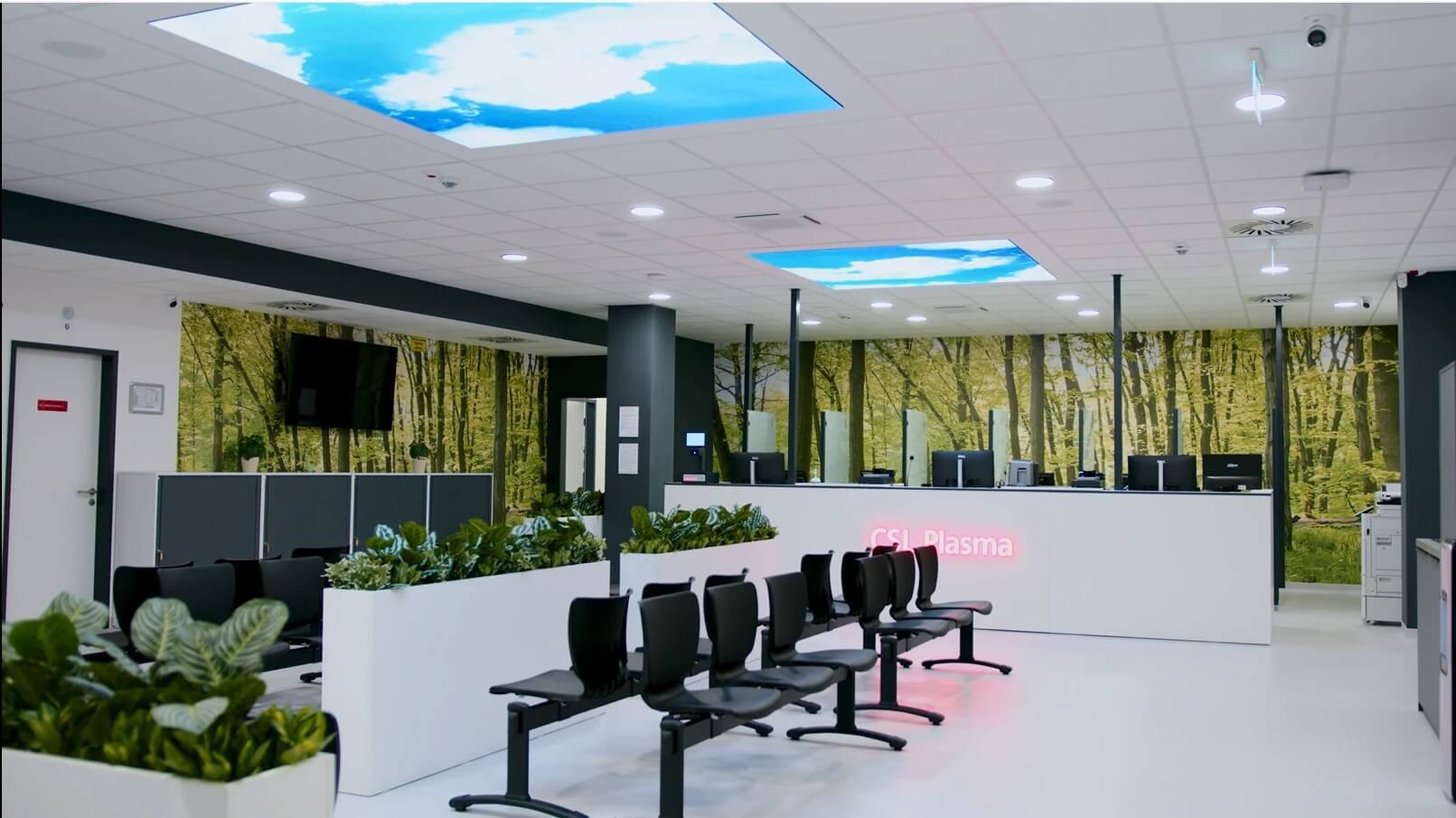 Az új miskolci CSL Plasma centrum tágas váró- és recepciós tere