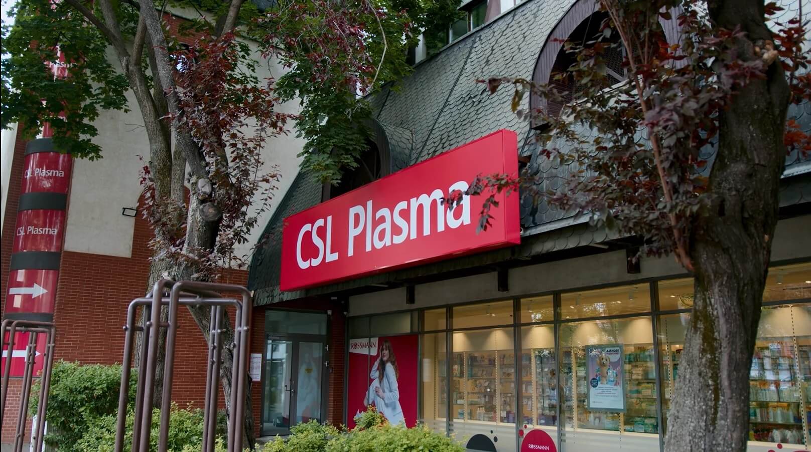 A miskolci CSL Plasma centrum külső bejárata a Centrum áruháznál