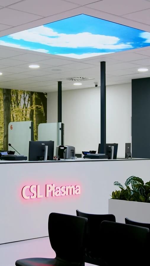 Az új miskolci CSL Plasma centrum recepciója az égboltot idéző mennyezettel