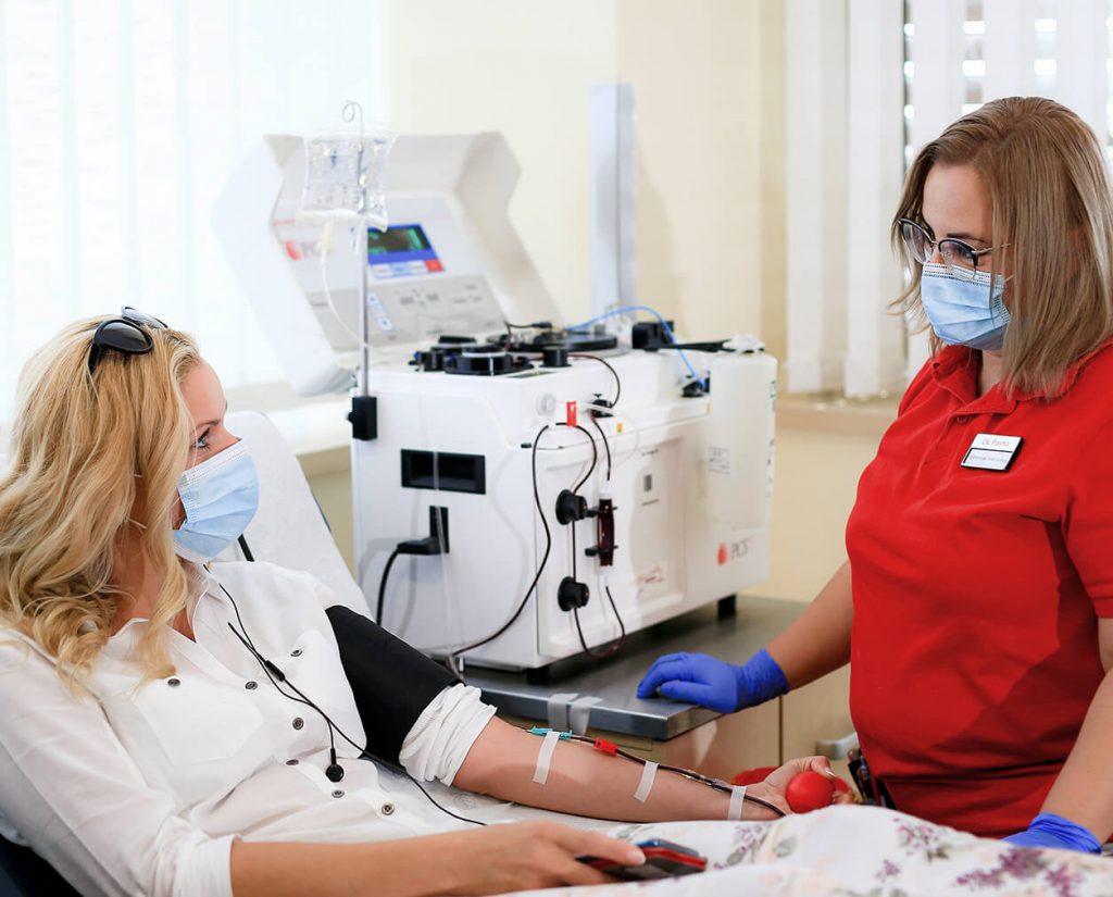 Varga Edit, a CSL Plasma donor vérplazmaadás közben.