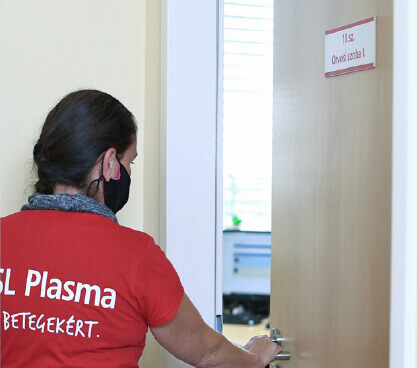Plazmadonor az orvosi szobába megy konzultációra a centrumorvoshoz.